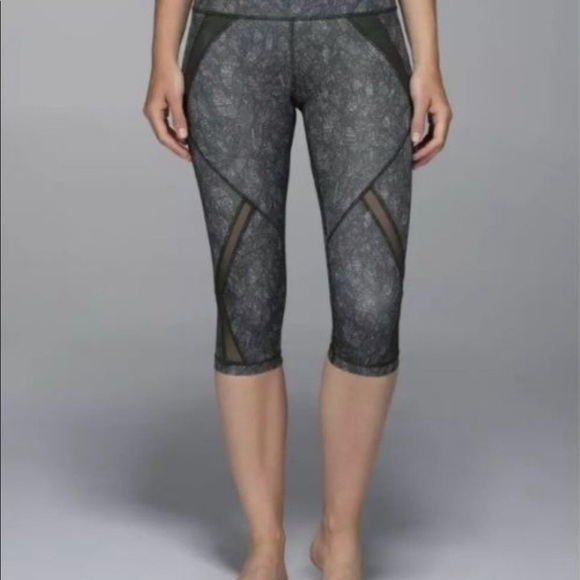 lululemon athletica Pants - Lululemon green leaf & mesh capris size 6